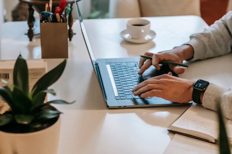 Manos de hombre sobre teclas de laptop